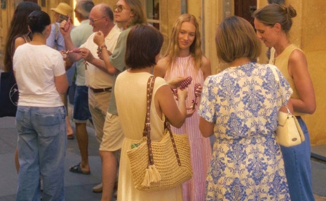 Clients devant la boutique Franc 1884 à Aix-en-Provence, spécialisée dans les fuseaux et boules de lavande tressés à la main.