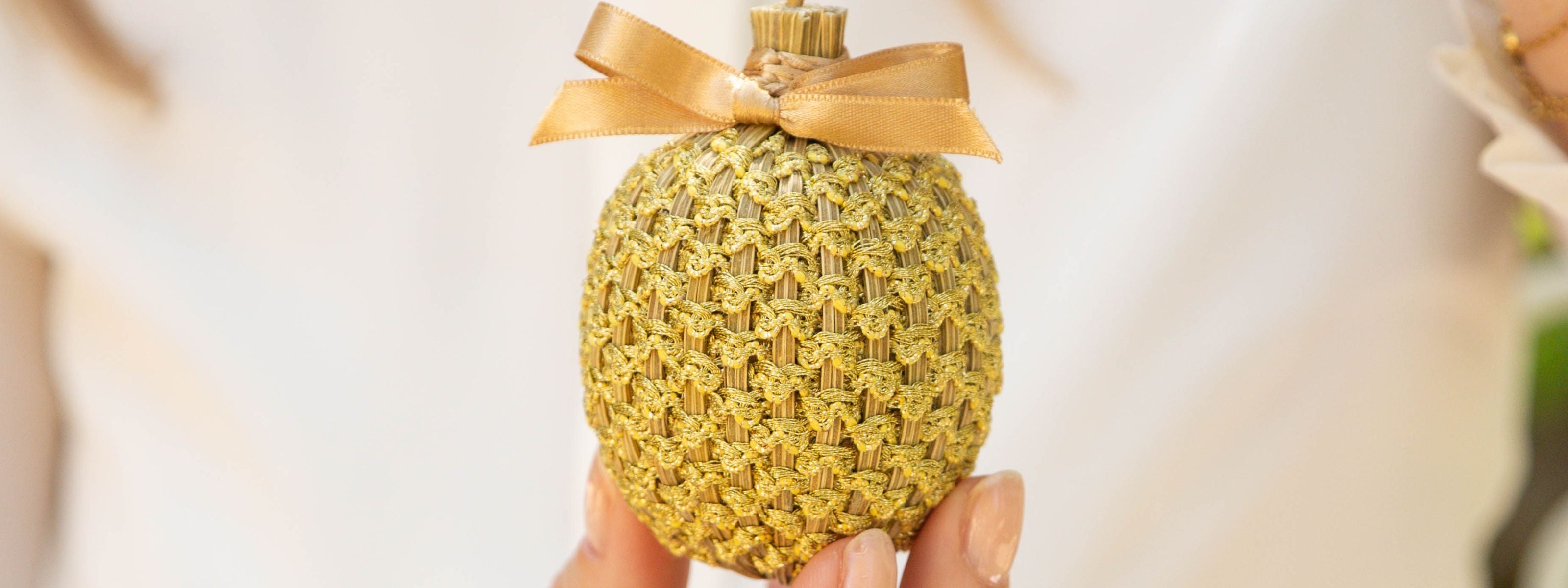 Boule de lavande tressée collection éclat, galon vague or et ruban de satin or