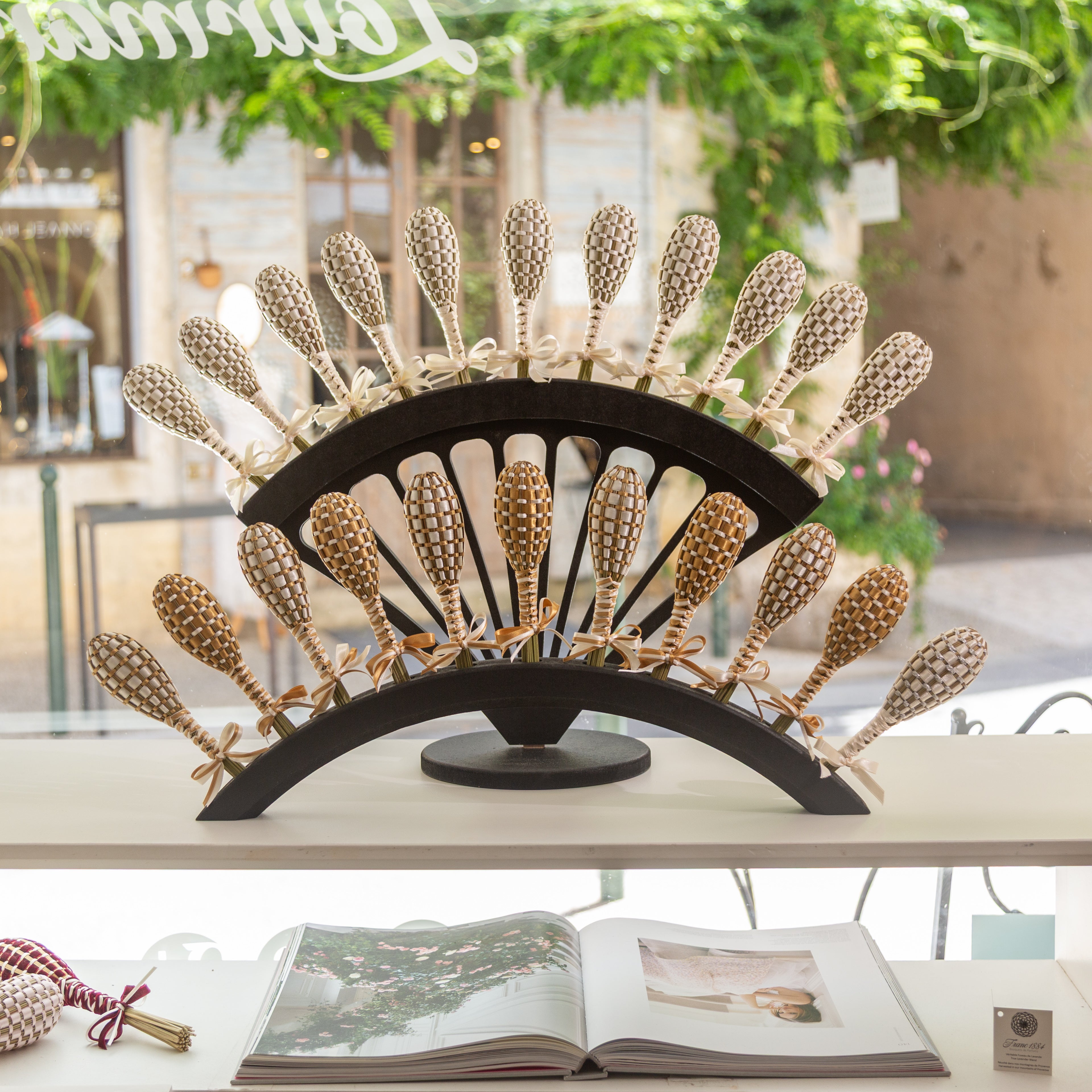 Candelabre en vitrine dans la boutique de Lourmarin
