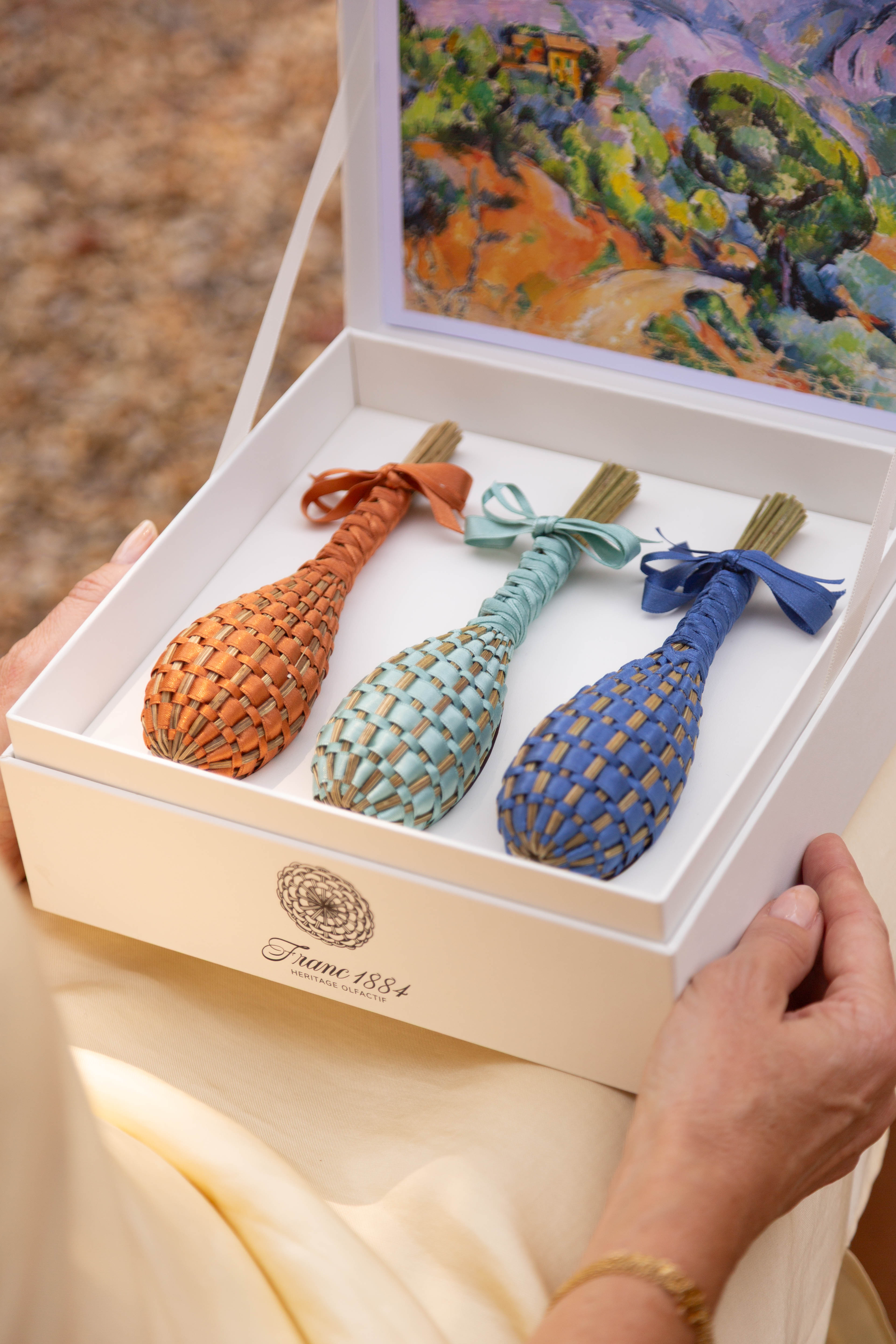 Mains de femme tenant le coffret Sainte Victoire