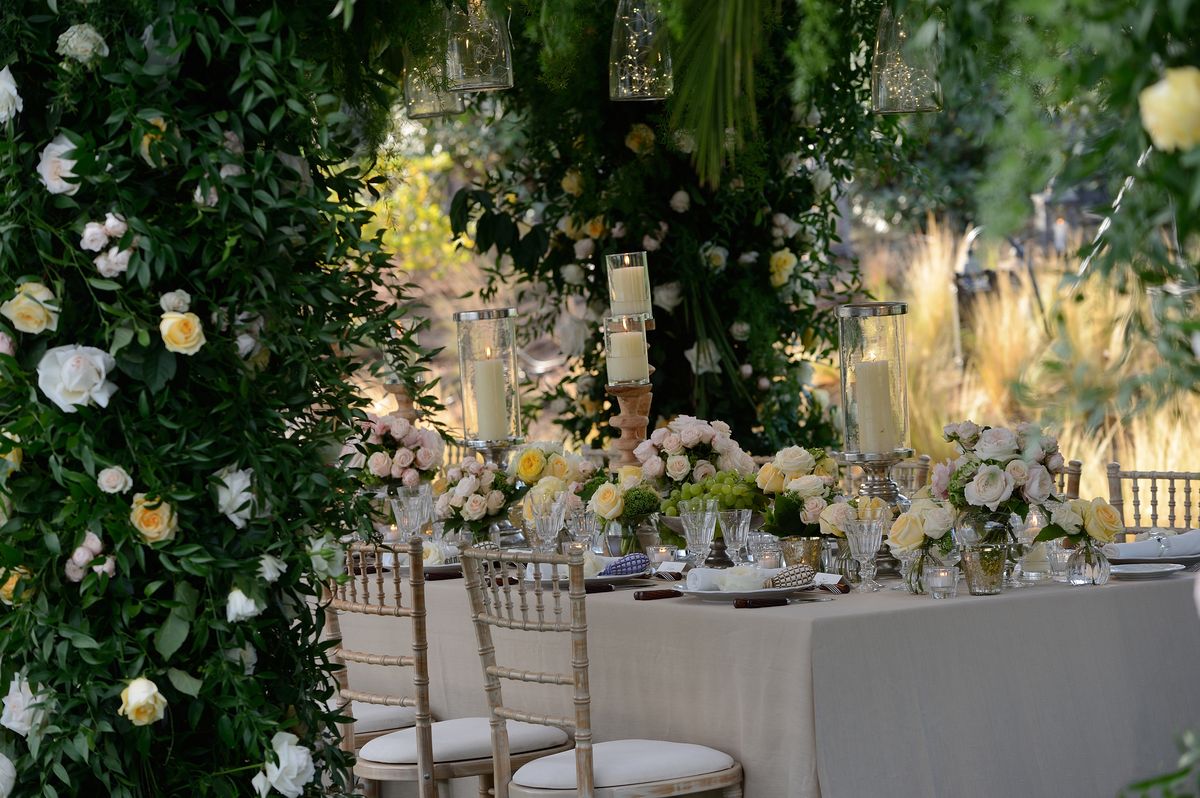 table de fête avec décorations florales et fuseaux de lavande Franc 1884 sur chaque menu.