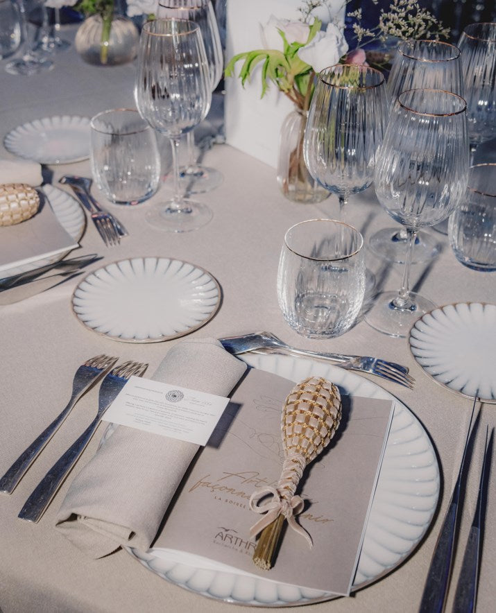 Table d'événement élégant avec un fuseau de lavande doré posé sur un menu individuel comme cadeau d'invité, décor de luxe avec vaisselle élégante