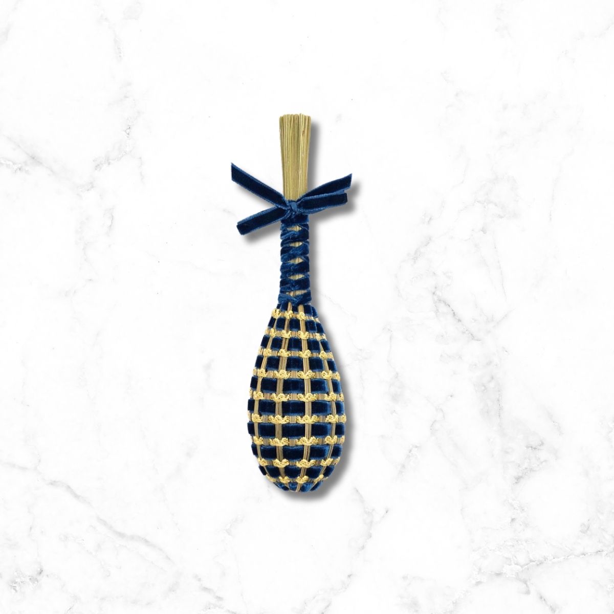 Fuseau de lavande tissé avec un ruban de velours et un galon vague or. Ce fuseau de lavande est une signature de la collection Prestige Franc 1884.
