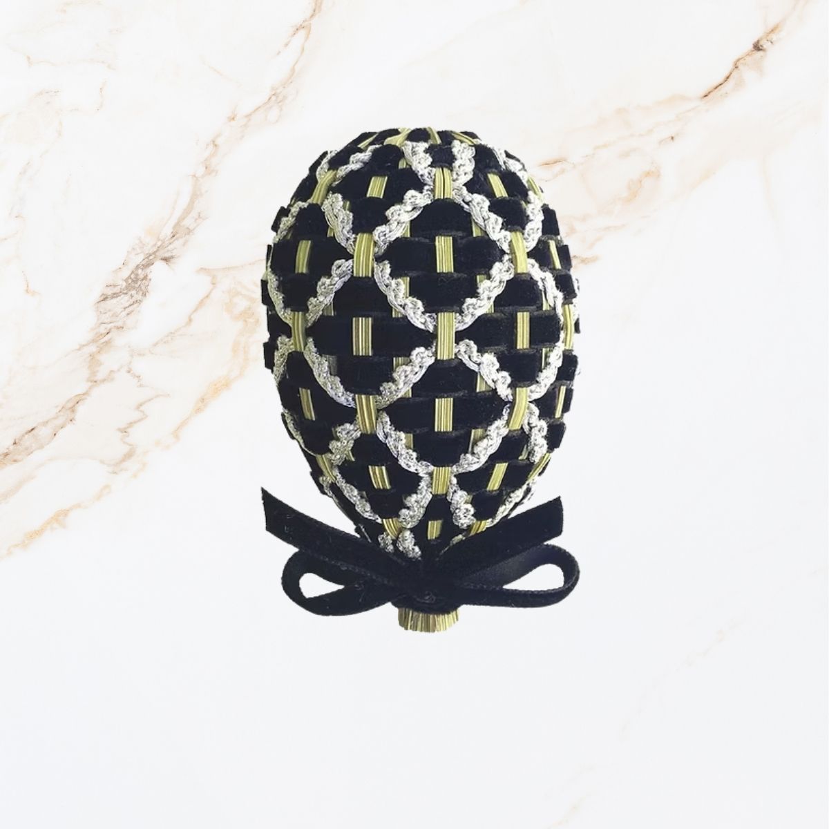 Fond de marbre avec oeuf de Fabergé noir et argent
