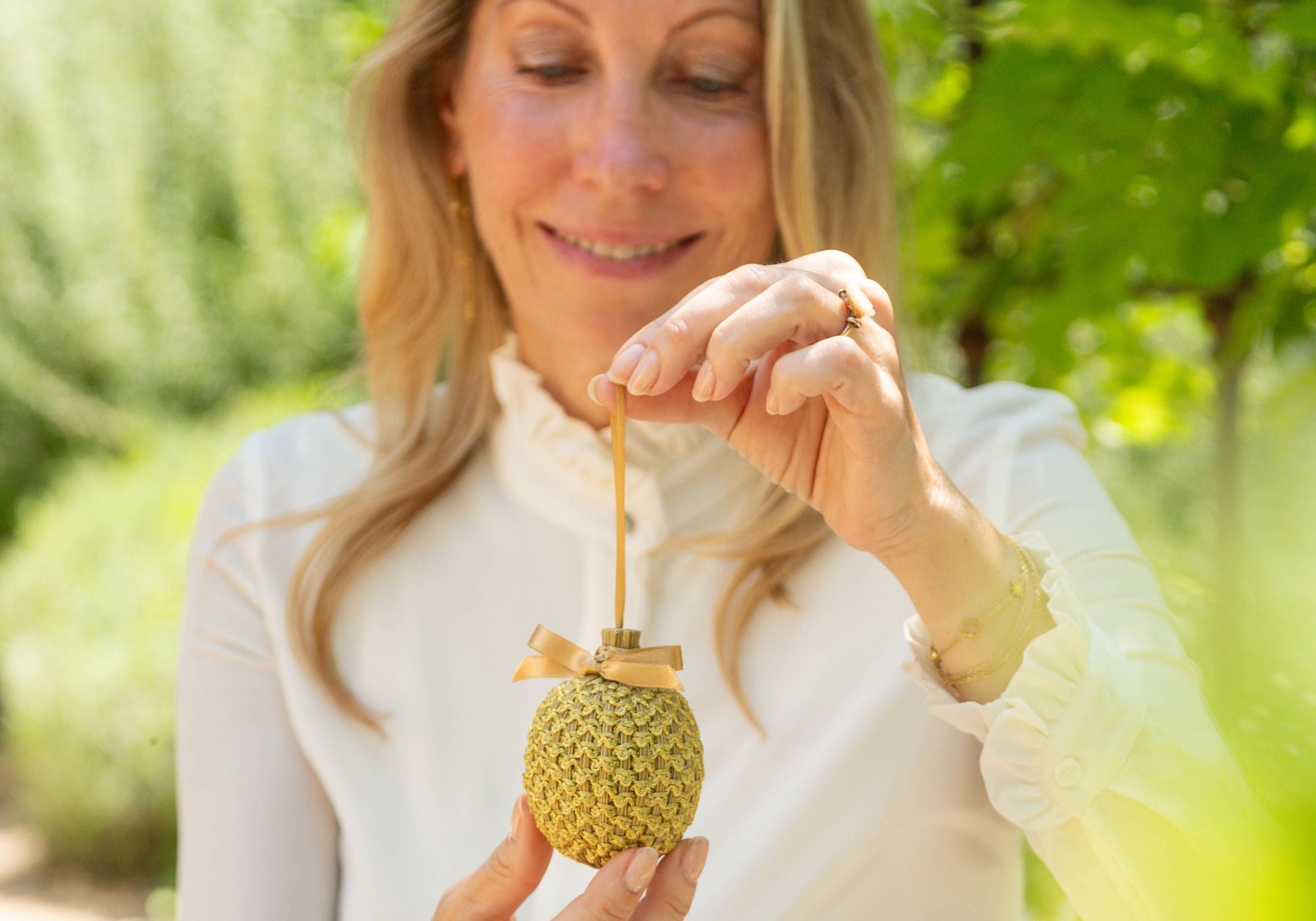 Patricia tenant une boule éclat de lavande de provence