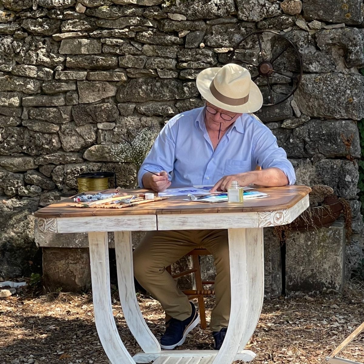 Philippe Franc fondateur de la Maison Franc 884 en train de dessiner ses modèles de fuseaux et boules de lavande