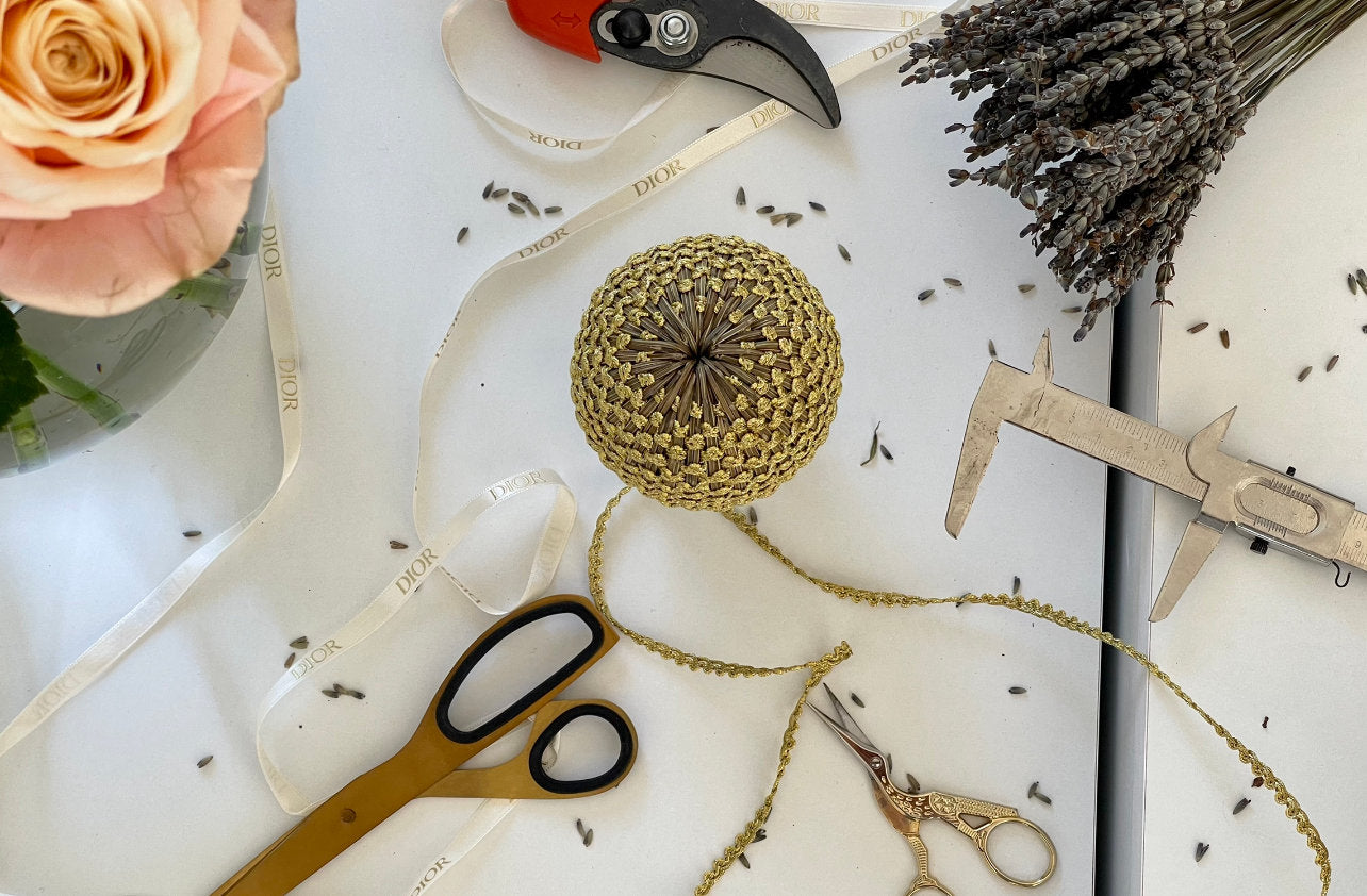 Boule de lavande 6cm vague or et satin or en confection pour la maison Christian Dior.