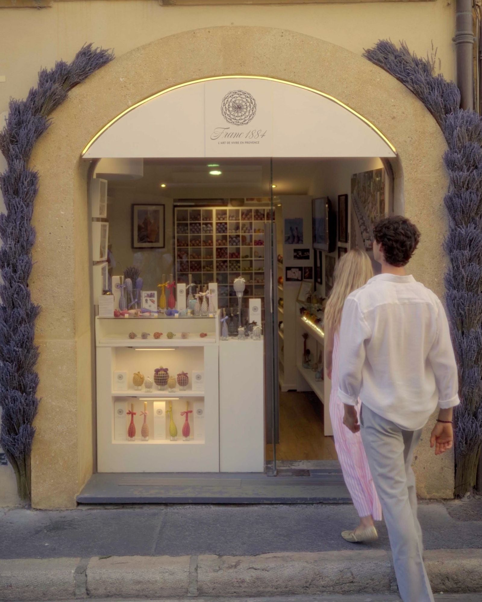 Jeunes personnes entrant dans la boutique Franc 1884 à Aix en Provence. 