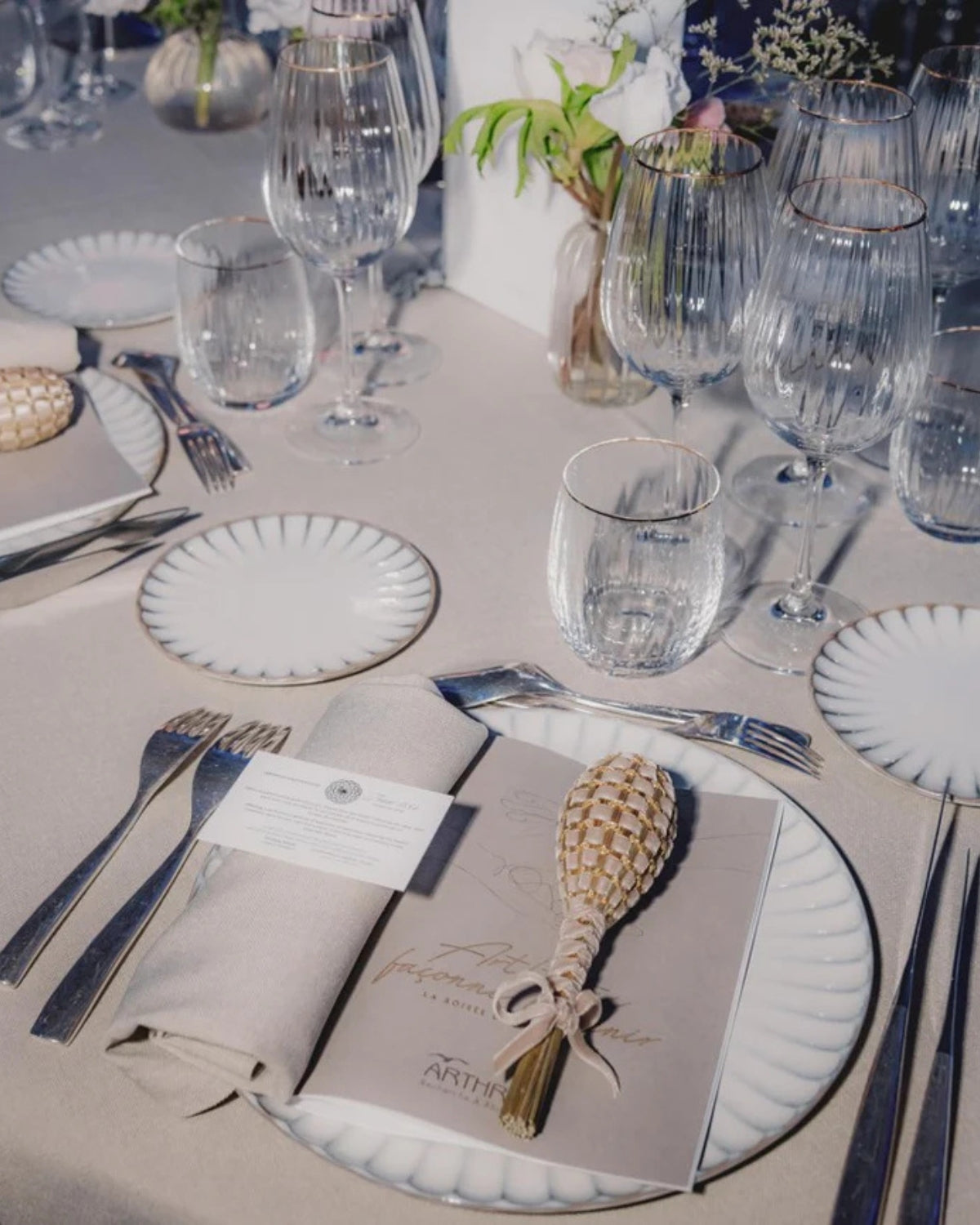 Table d'événement élégant avec un fuseau de lavande doré posé sur un menu individuel comme cadeau d'invité, décor de luxe avec vaisselle élégante