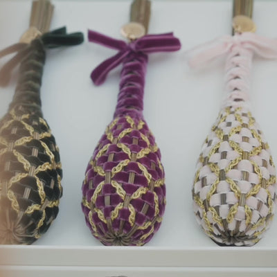 Vidéo de démonstration montrant comment presser un fuseau de lavande artisanal de Provence pour en libérer le parfum d'intérieur naturel. Découvrez ce savoir-faire unique appliqué à nos fuseaux et boules de lavande.