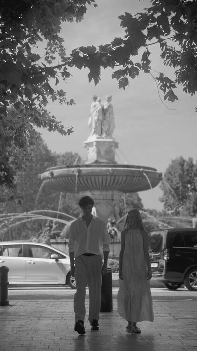 Jeunes personnes se baladant dans la ville d'Aix-en-Provence et près de la boutique Franc 1884, personnes s'amusant avec les fuseaux de lavande Franc 1884